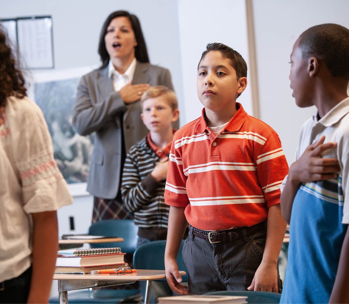 Mojżesz i Aaron stają przed faraonem siedzącym na tronie.