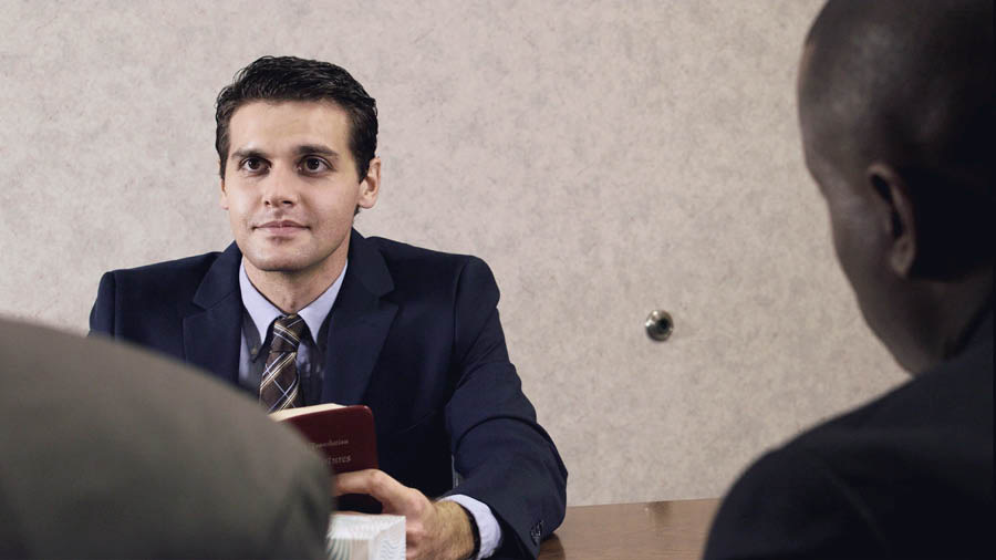 Scena z filmu „Jehowa karci tych, których kocha”. Dorosły Canon jest na spotkaniu ze starszymi.