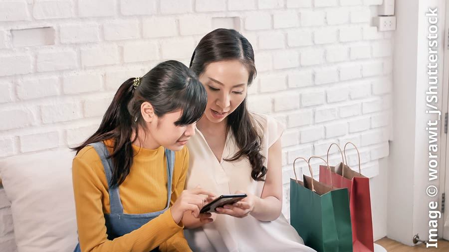 Scena z filmu „Życie nastolatka — jak rozmawiać z rodzicami?”. Nastolatka rozmawia z mamą i pokazuje jej coś w swoim smartfonie.