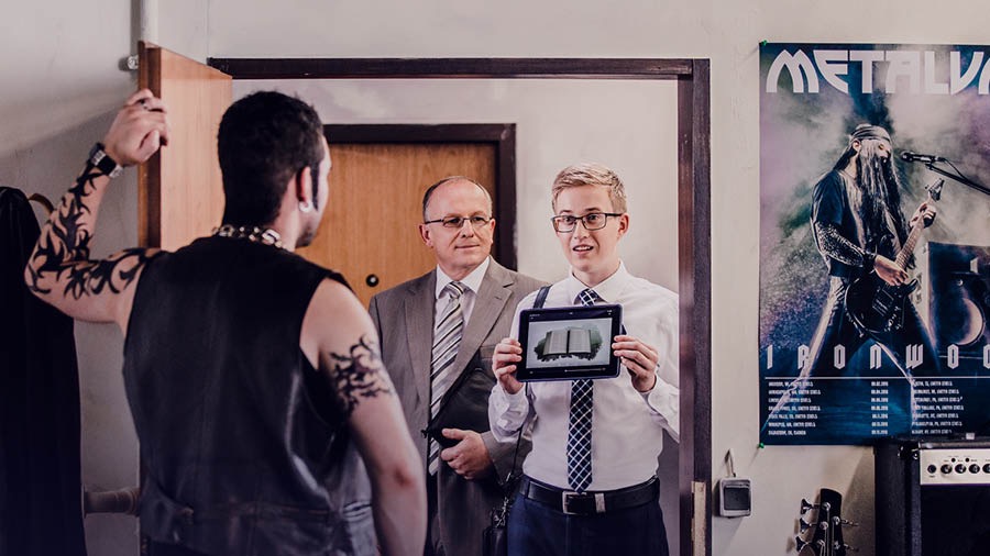 Brat w służbie pokazuje mężczyźnie, który jest wytatuowany i nosi ozdoby ze skóry i metalu, film „Dlaczego warto studiować Biblię?”