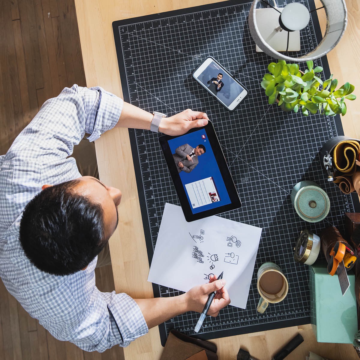 Brat szuka informacji w Biblii i publikacjach