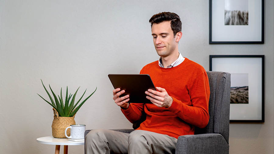 Brat analizuje jedną z lekcji z broszury „Ulepszaj umiejętność czytania i nauczania”.