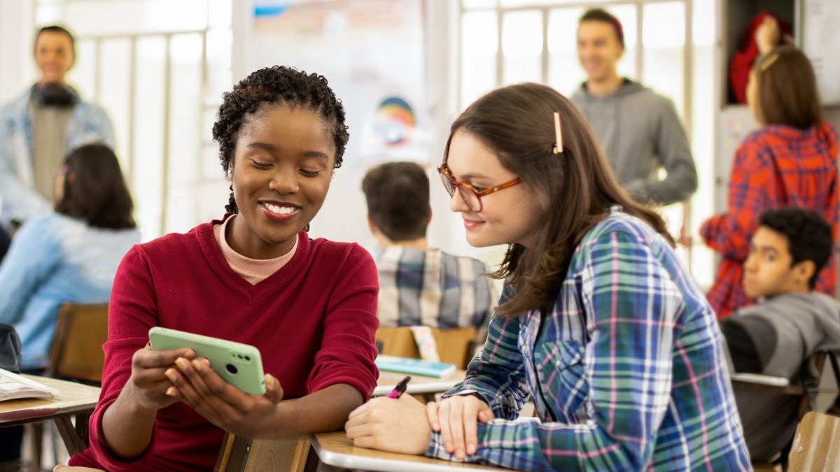 Pokazana wcześniej młoda siostra zaprasza koleżankę z klasy na Pamiątkę.