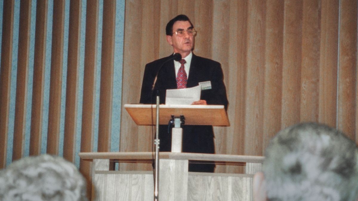 André wygłasza przemówienie.