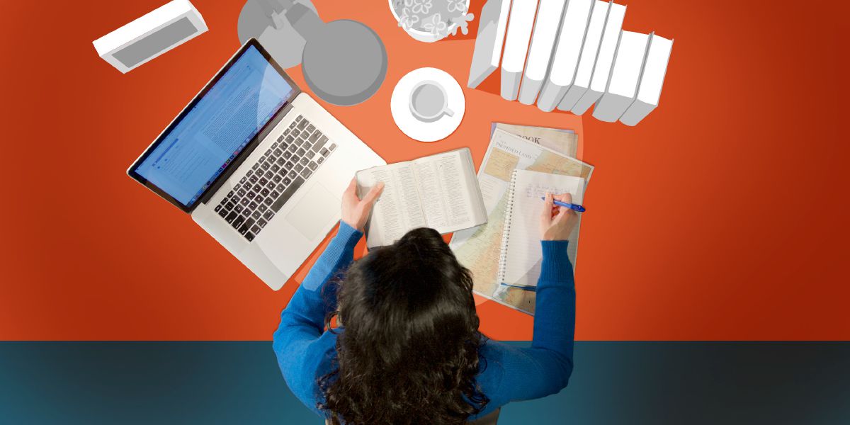 Kobieta korzysta z różnych pomocy do studium podczas czytania Biblii