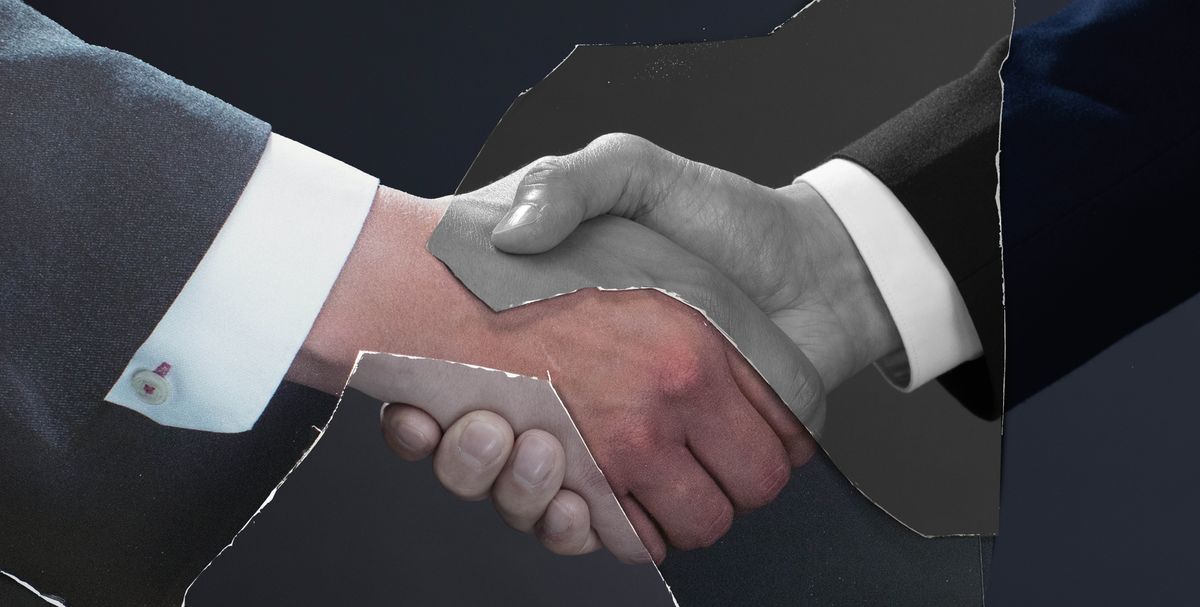 Zdjęcie przedstawiające uścisk dwóch dłoni na znak zgody.