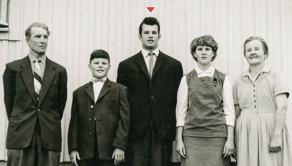 Tapani, quando era jovem, com os seus pais e irmãos.