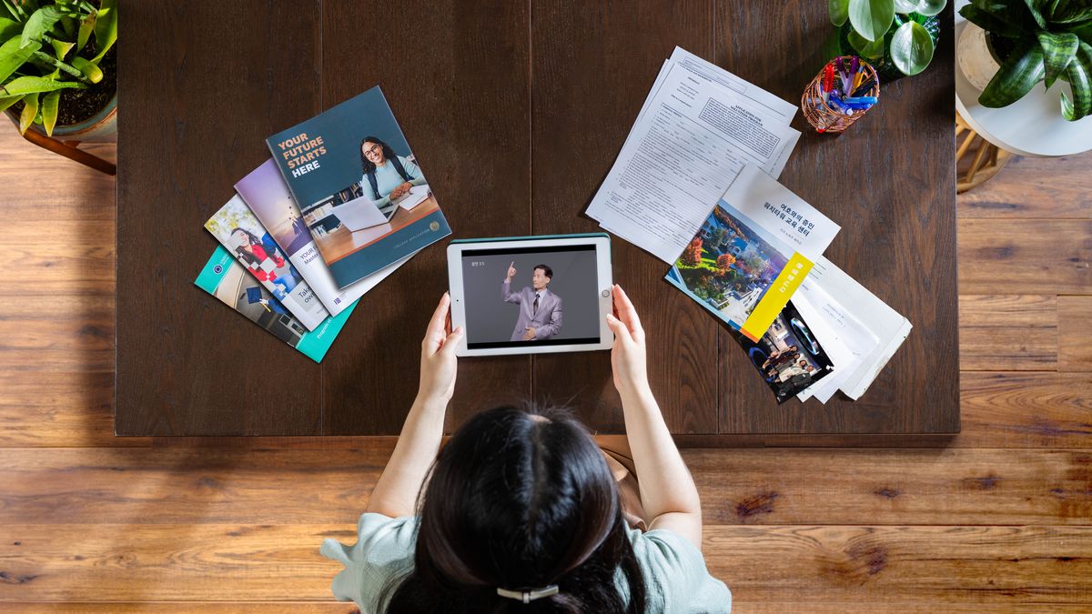 Uma irmã jovem usa o “tablet” para pesquisar alvos. Do seu lado esquerdo, estão brochuras sobre educação secular. Do lado direito, ela tem uma petição para expandir o seu serviço teocrático e informação sobre Betel.