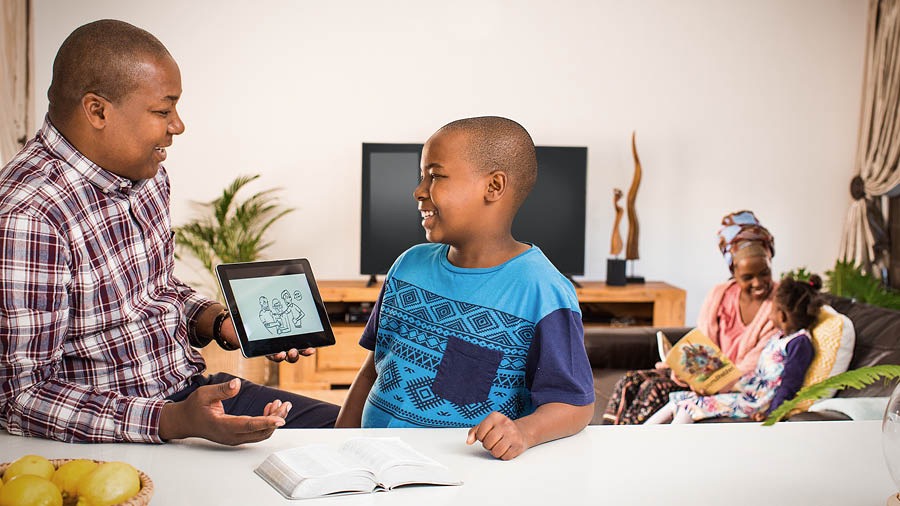 Um casal dirige um estudo bíblico a cada filho