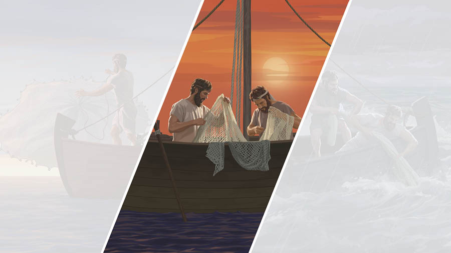 Dois pescadores consertam a sua rede ao pôr do sol.