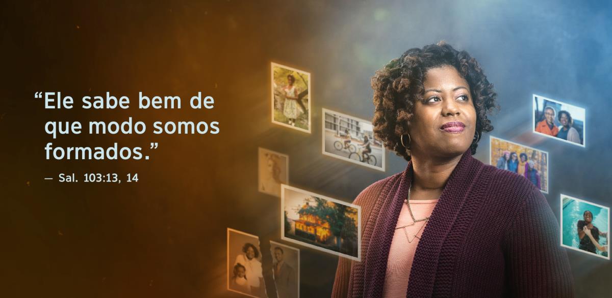 Ao lado de uma irmã, aparece a frase “Ele sabe bem de que modo somos formados”, do Salmo 103:13, 14. Ela está rodeada de fotografias que mostram tudo o que aconteceu na vida dela desde a infância.