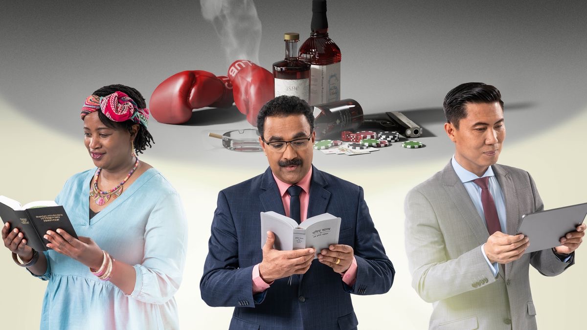 Uma irmã e dois irmãos leem a Bíblia. Atrás deles aparecem alguns objetos que representam coisas que eles tiveram de vencer: luvas de boxe, bebidas alcoólicas, um cigarro, uma arma, um baralho de cartas, dados e fichas de apostas.
