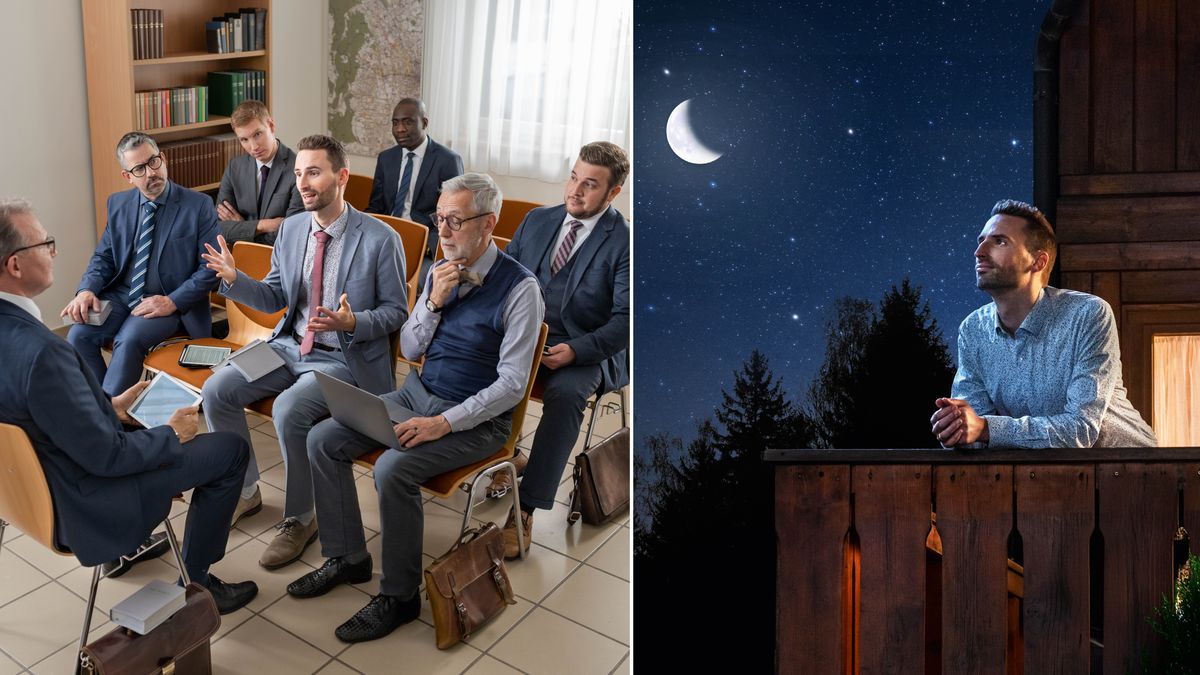 Conjunto de imagens: 1. Um ancião dá uma sugestão numa reunião de anciãos, mas os outros não concordam com ele. 2. Mais tarde, o ancião que deu a sugestão olha para as estrelas e medita.