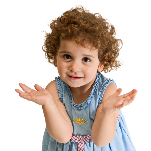 Uma menina olha para cima e faz uma pergunta
