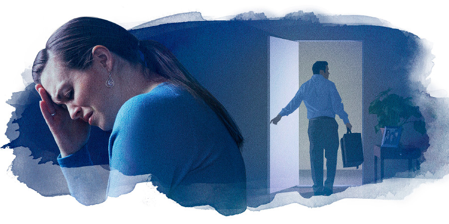 Uma esposa chora, arrasada, enquanto o seu marido sai de casa, levando uma mala