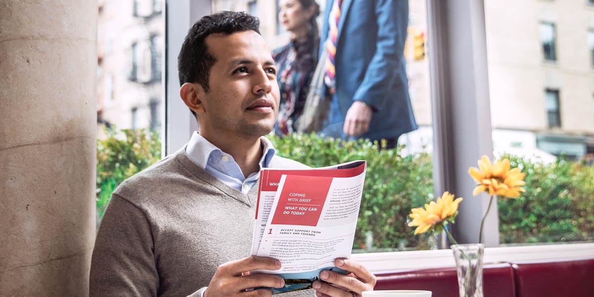 Um homem que perdeu alguém é consolado por ler esta edição da revista Despertai!
