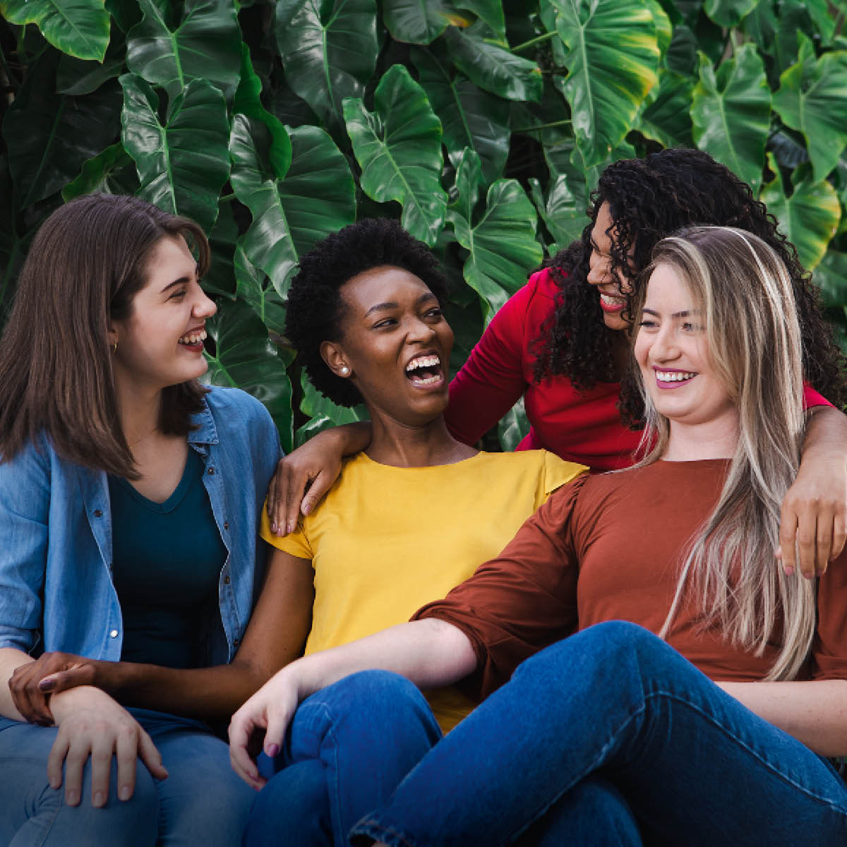 Mulheres de diferentes raças a conviver e a rir-se.