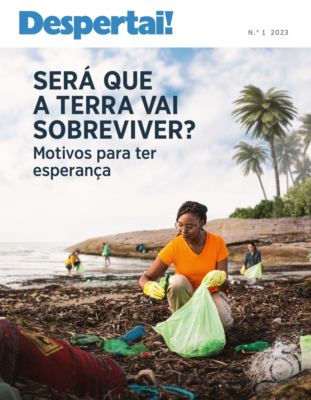 Um grupo de pessoas a recolher lixo numa praia.
