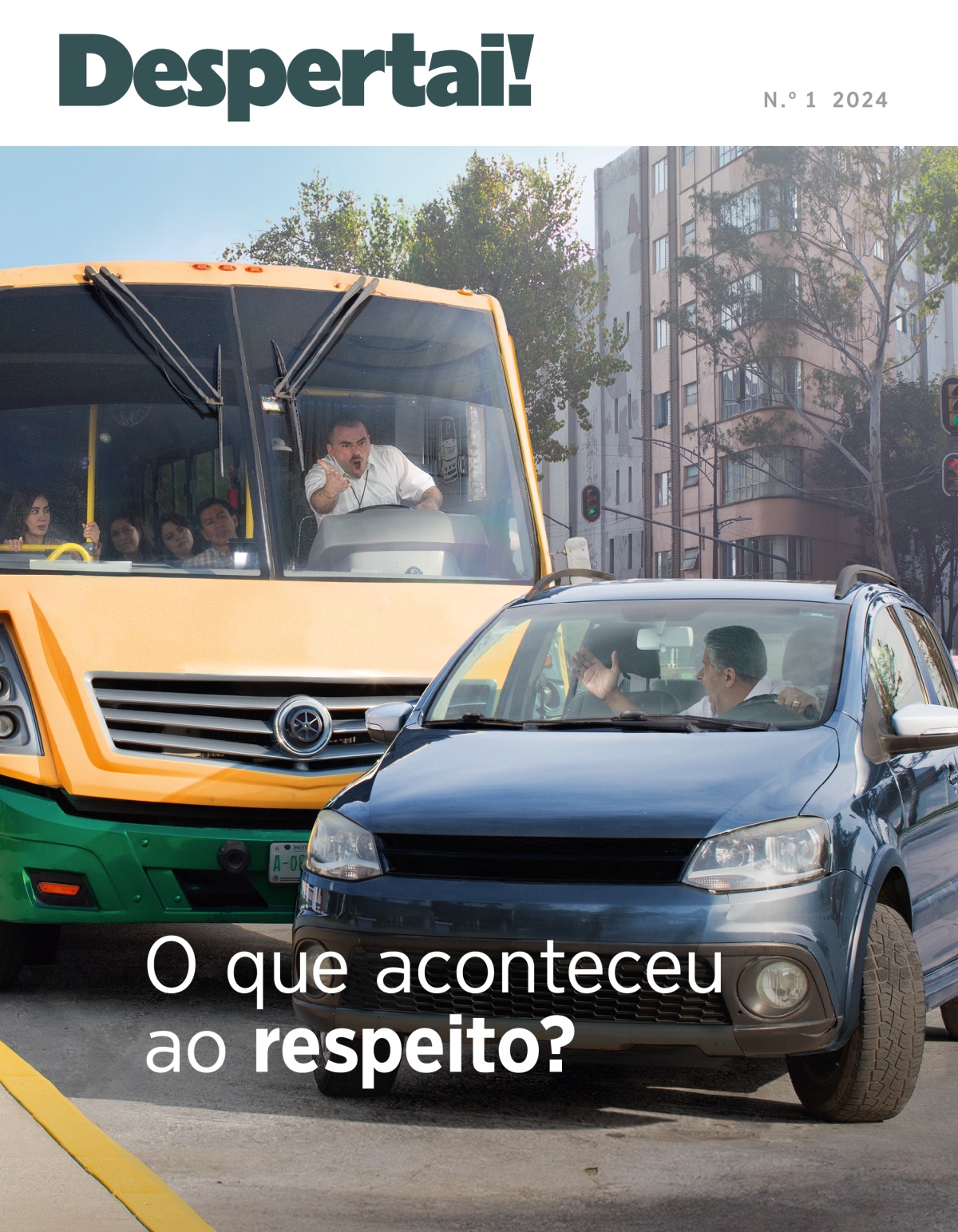 Furioso, um motorista de autocarro grita, porque outro condutor se colocou à frente dele no trânsito.