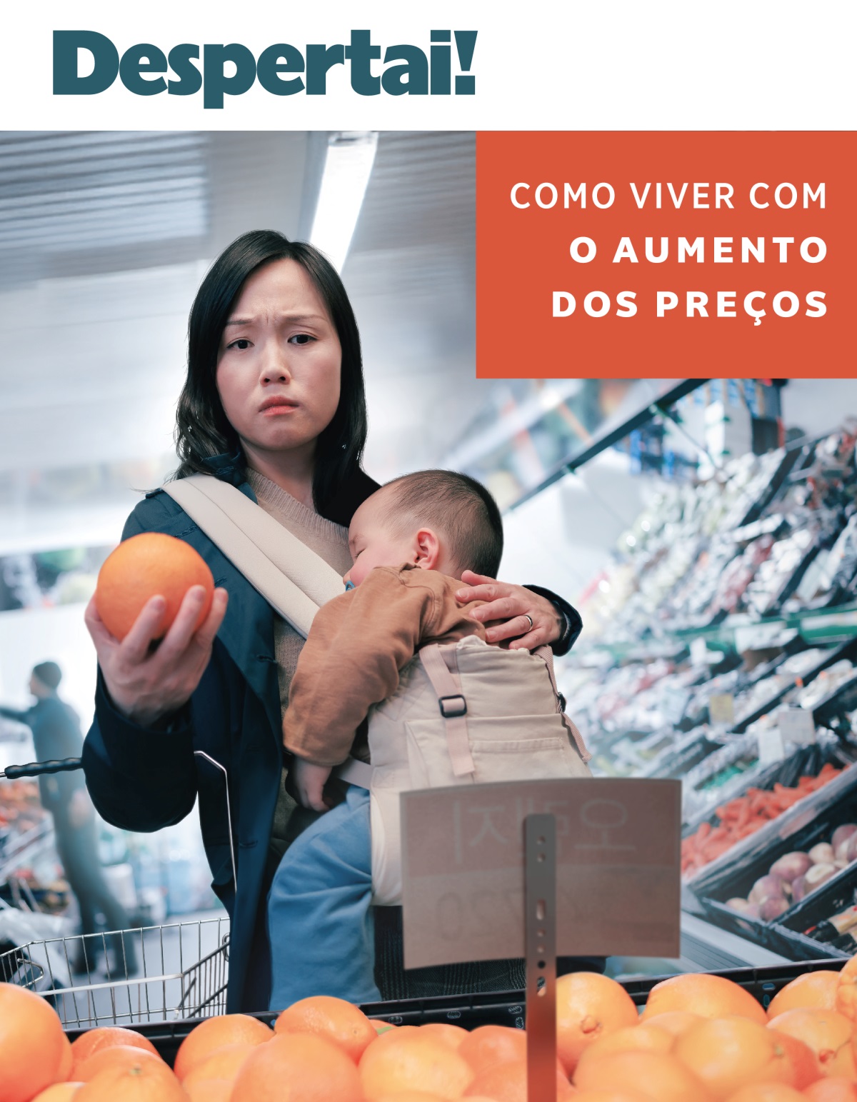 Num supermercado, uma mãe com um bebé ao colo olha com preocupação para o preço da fruta.