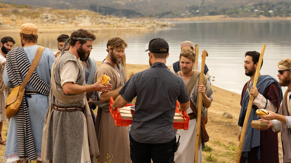 Numa pausa entre as filmagens ao ar livre, um irmão traz um tabuleiro com sandes para distribuir pelos atores.