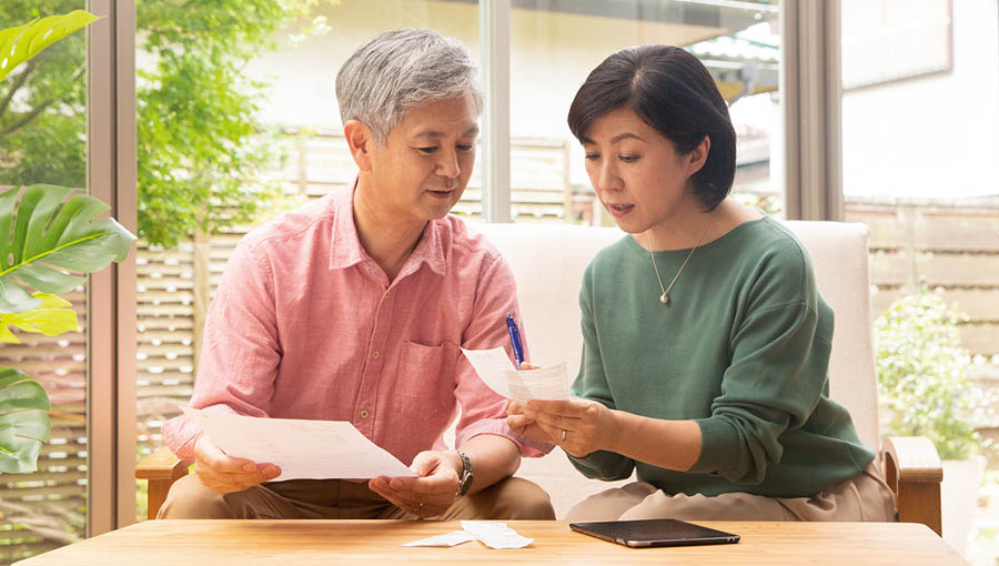 Um marido e uma esposa falam sobre finanças um com o outro.