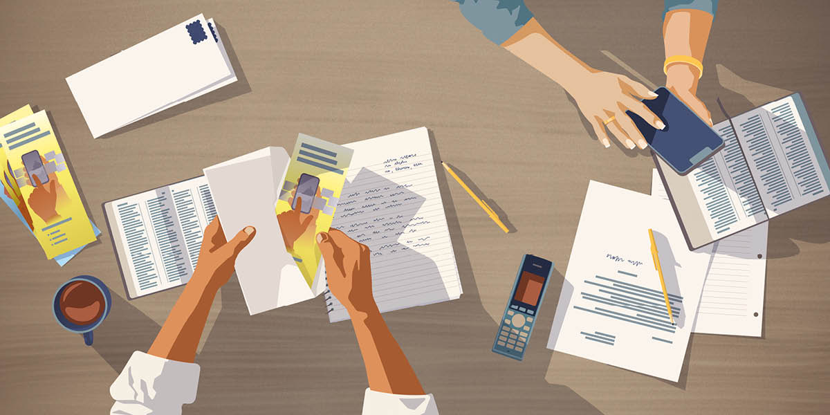 Dois publicadores participam no testemunho por carta e por telefone.