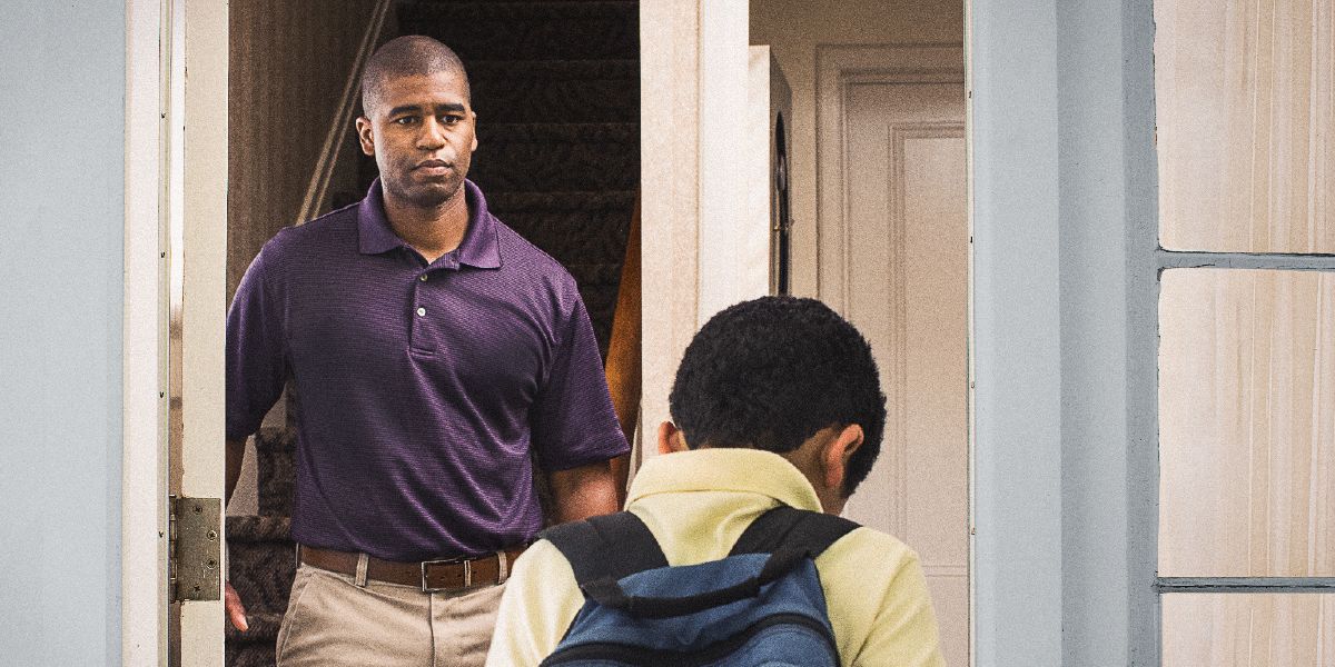 Um pai abre a porta e o filho entra em casa, desanimado