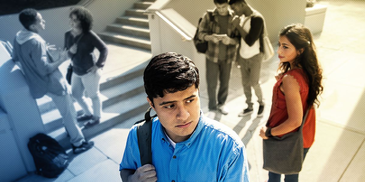 Um jovem sente-se tentado quando observa um casal envolvido romanticamente, dois rapazes a olhar para um dispositivo eletrónico, e uma rapariga a passar