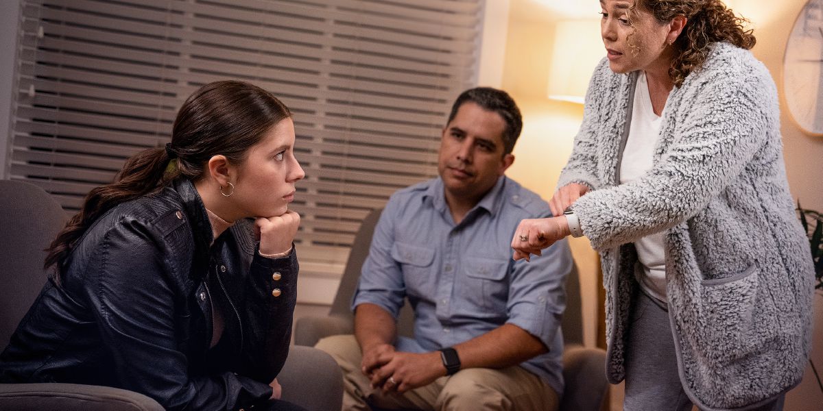 Pais preocupados falam com a filha por ela ter chegado a casa depois da hora estipulada.