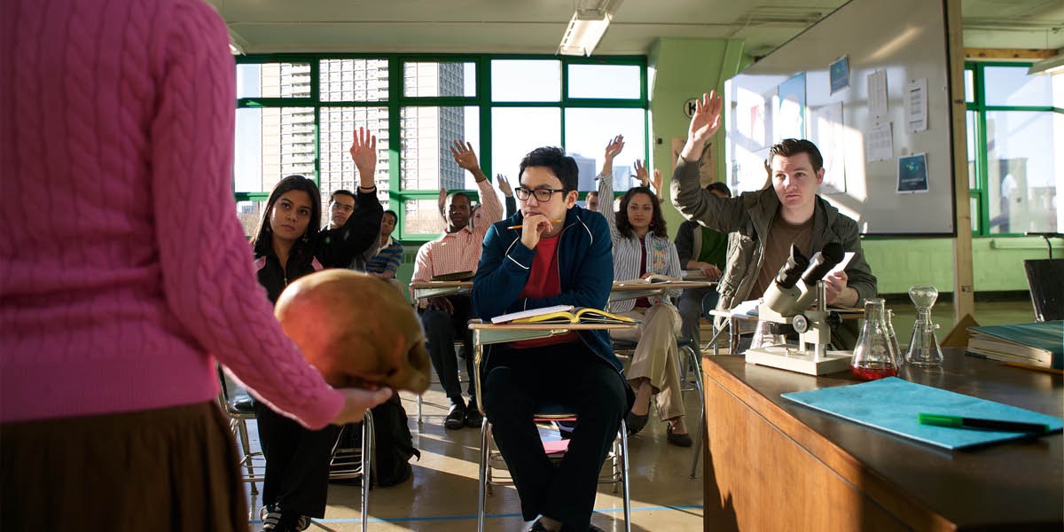 Numa sala de aulas, onde a evolução está a ser considerada, um aluno enfrenta um dilema