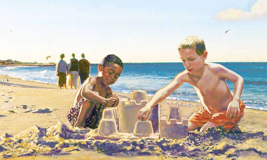 Dois meninos de cor de pele diferente brincam juntos