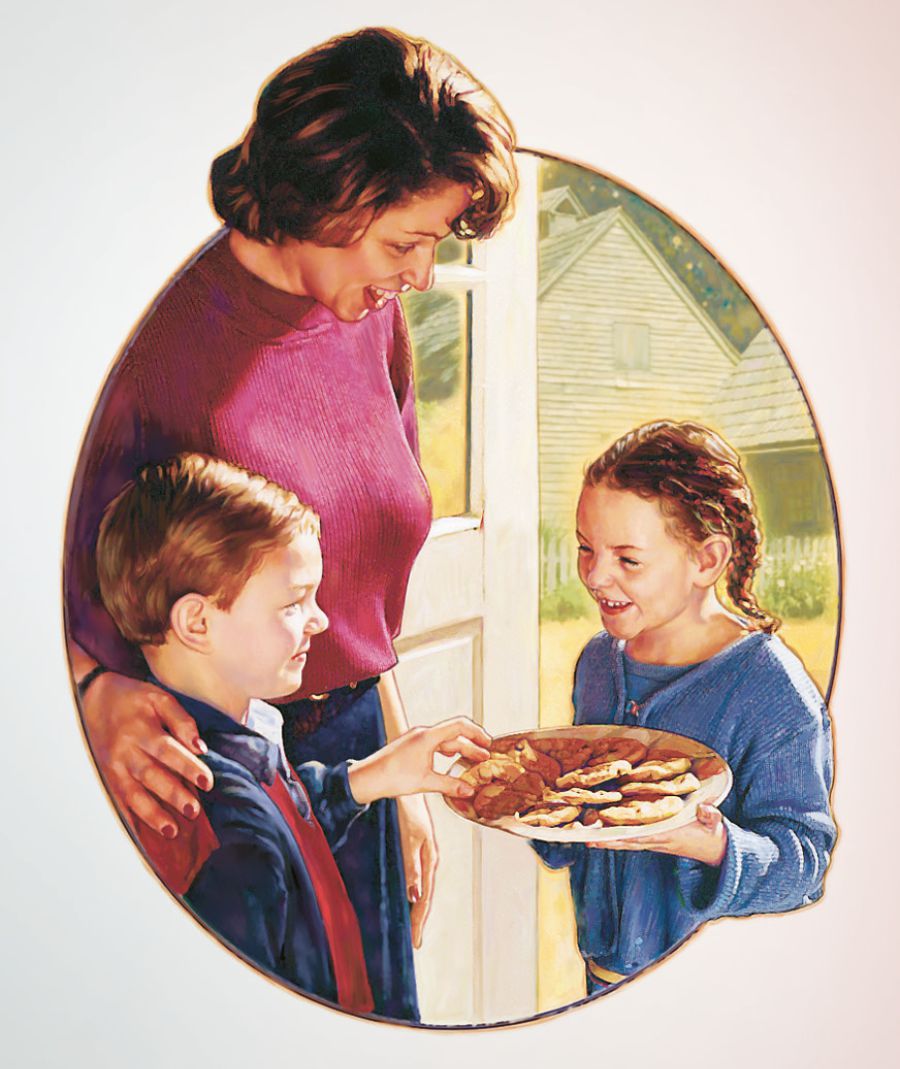 Uma menina dá alguns biscoitos a um menino e à sua mãe