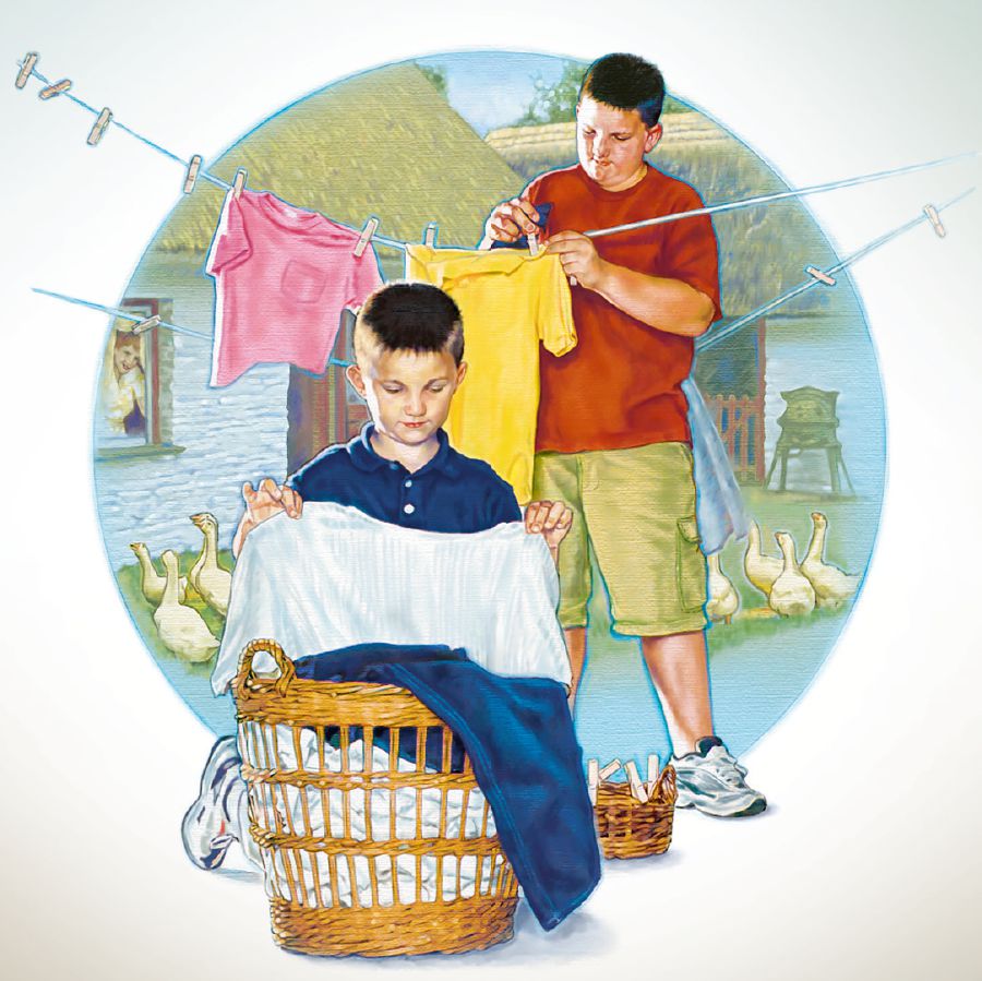 Dois meninos penduram roupa numa corda