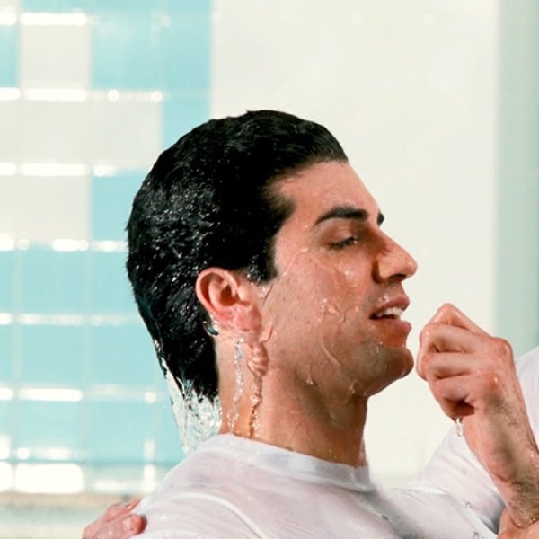 Um homem a simbolizar a sua dedicação a Deus pelo batismo em água