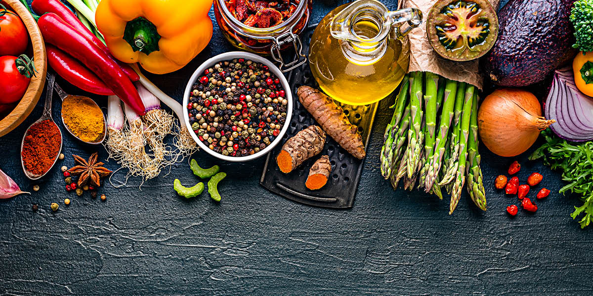 Uma variedade de frutas, vegetais e especiarias.