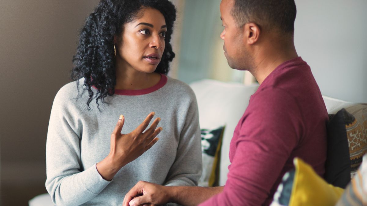 Um marido a escutar pacientemente a sua esposa, enquanto ela fala sobre os seus sentimentos.