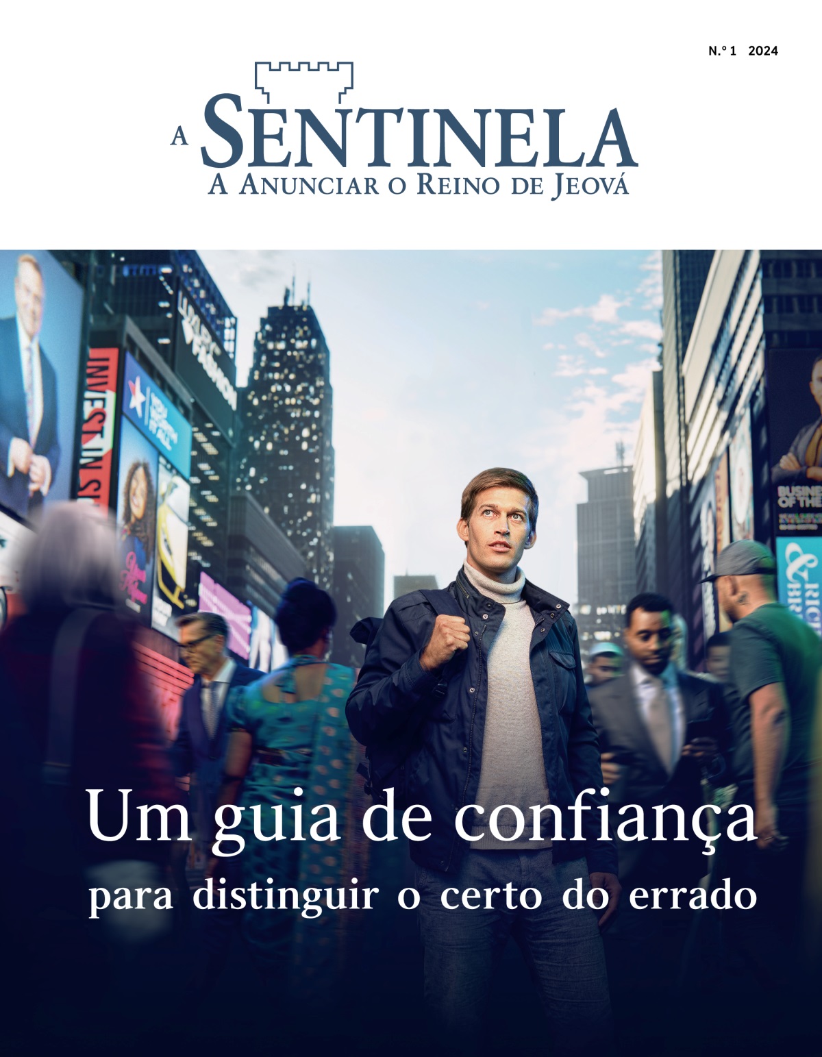 Um jovem em pé numa cidade movimentada. Passam por ele pessoas de nacionalidades e culturas diferentes. Ele olha para cima como se procurasse uma direção.