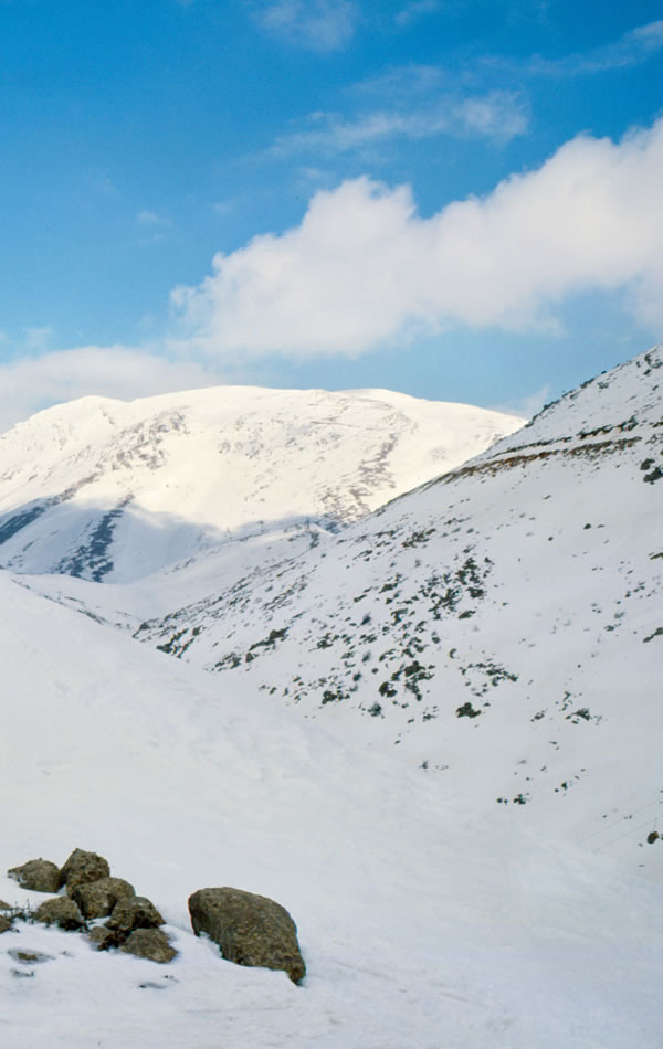 Montanhas cobertas de neve.