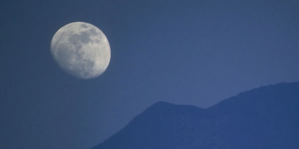 A Lua numa noite clara.