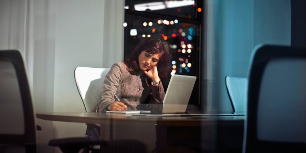 Uma mulher estressada por fazer hora extra