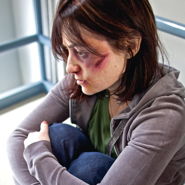 Uma mulher vítima de violência de um parceiro íntimo