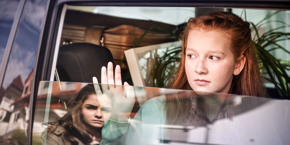 Uma menina está triste porque sua amiga vai se mudar para longe