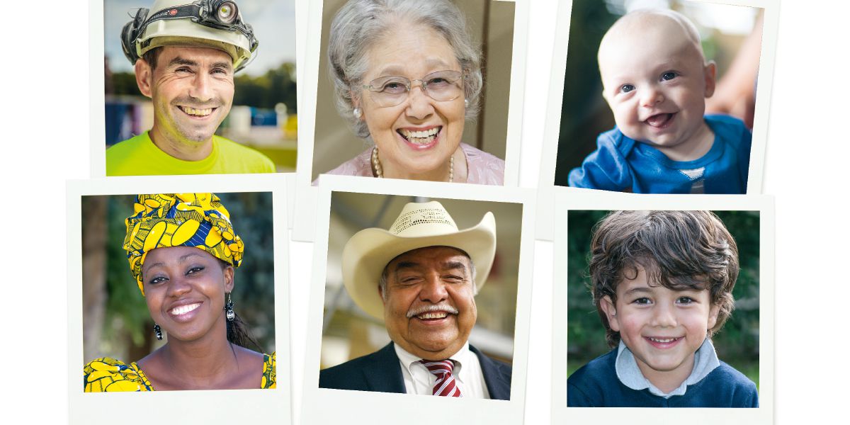 Pessoas de várias idades e países sorrindo
