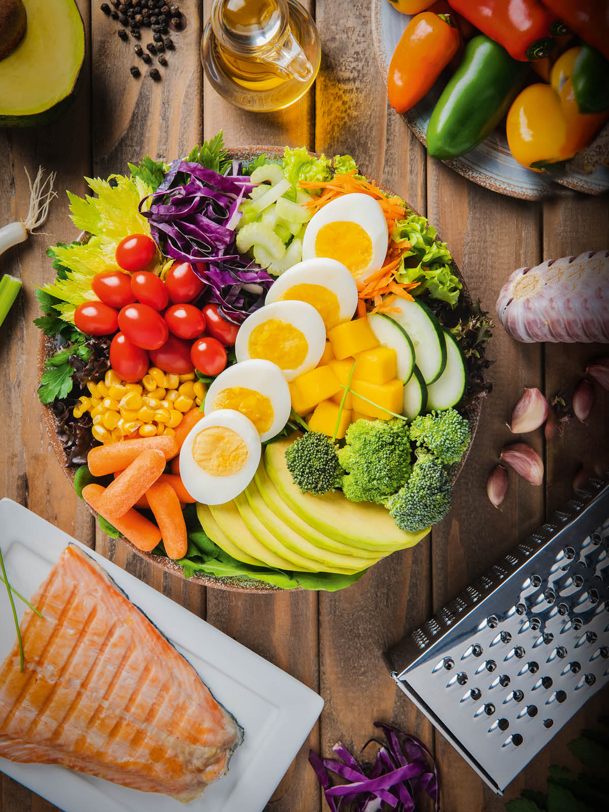 Vários tipos de alimentos saudáveis numa mesa.