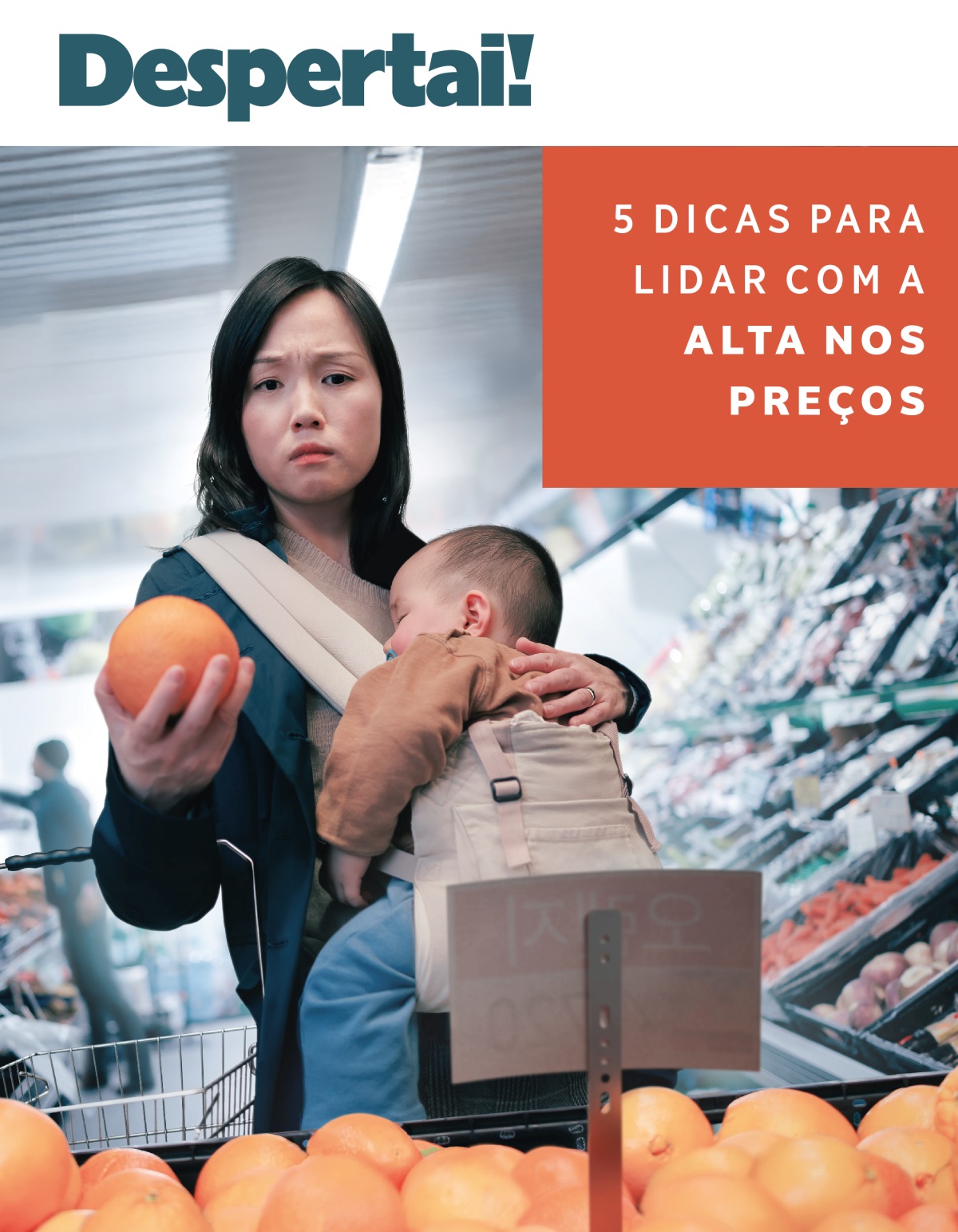 Uma mãe em um mercado olhando preocupada para o preço de uma fruta enquanto seu bebê dorme em seu colo.