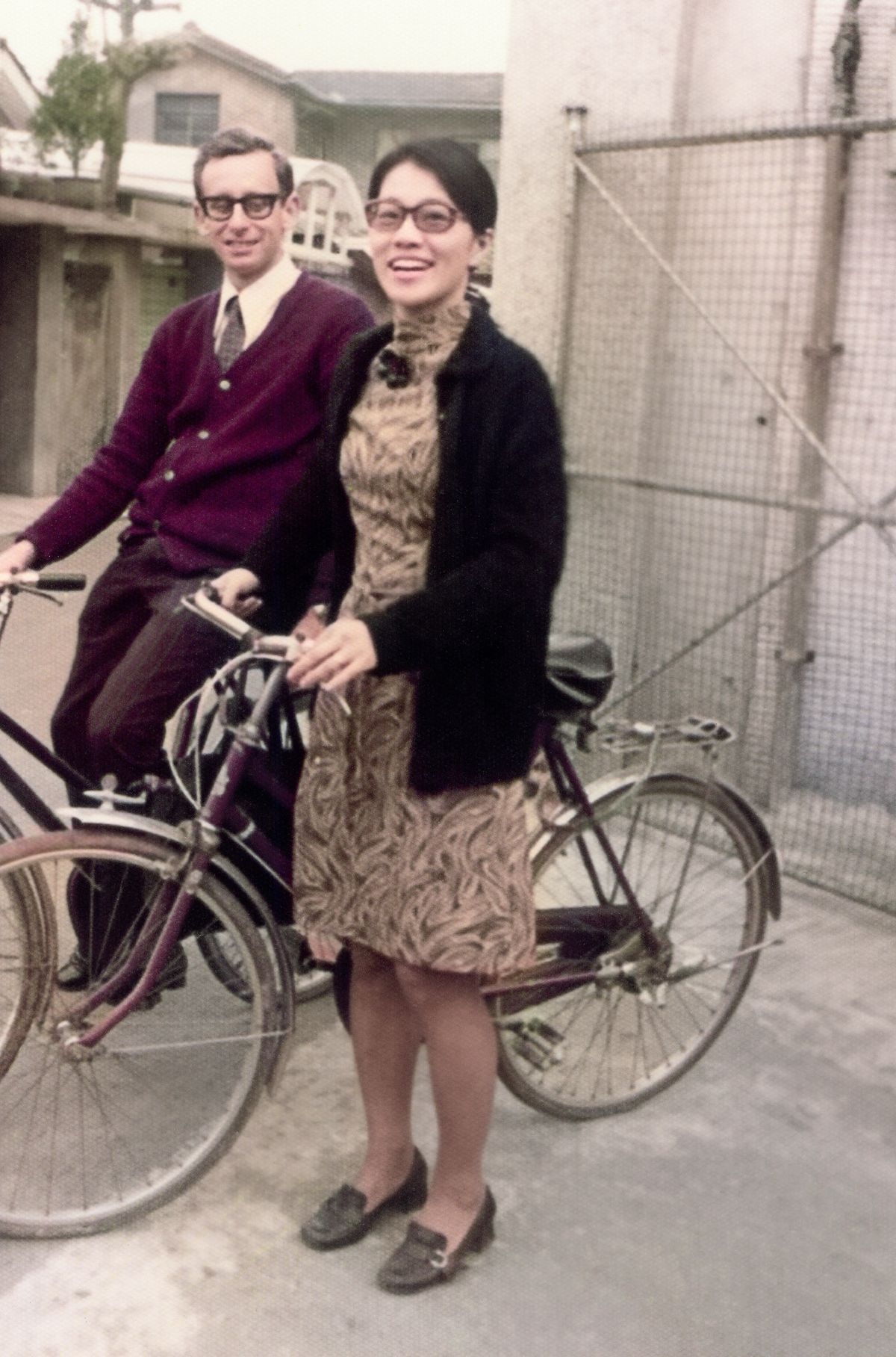 Terry e Wen-hwa com suas bicicletas.