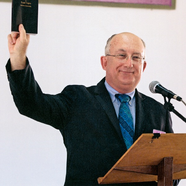 Geoffrey Jackson lançando a “Tradução do Novo Mundo das Escrituras Gregas Cristãs” em tuvaluano.