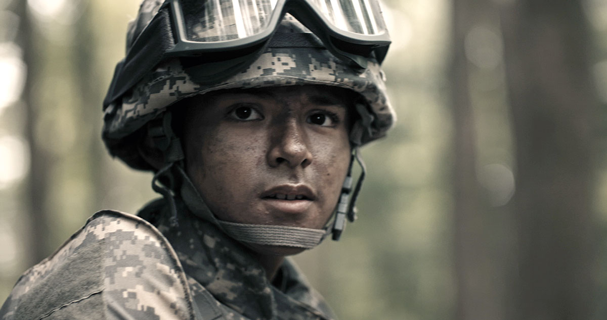 Um jovem vestido como um soldado em batalha