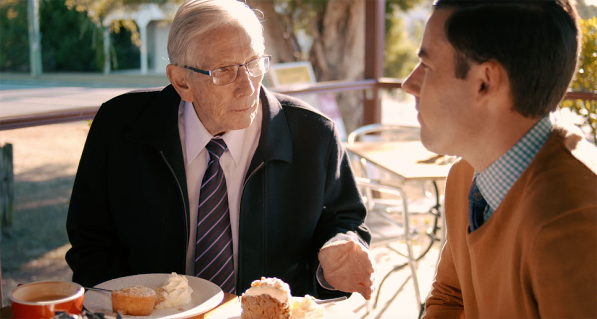 Irmão Bello conversa com Ben enquanto eles tomam um lanche juntos